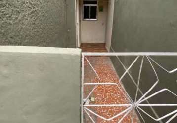 Casa com 1 quarto para alugar na rua anhembi, irajá, rio de janeiro por r$ 850