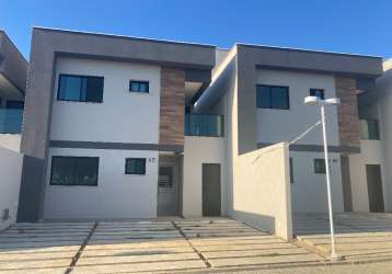 Casa duplex em condomínio