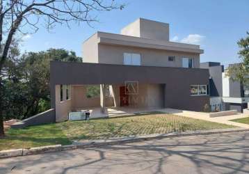 Casa contemporânea em condomínio com vista para área verde - projeto lape