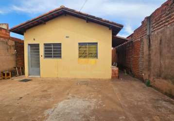 Casa com 02 quartos para venda