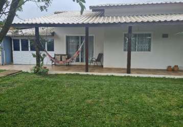 Linda casa averbada, na praia de bal. barra do sul  sc