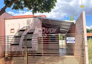 Casa com sala e cozinha conjugadas, sobra de terreno, toda cercada