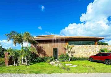 Casa a venda em praia do forte, litoral norte da bahia - condomínio praia bella, acesso direto à praia, 5 suítes de alto padrão porteira fechada.