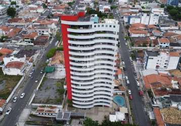 Apartamento em prédio tradicional e de alto padrão em feira de santana. 1 por andar. são 269m² de área privativa e 4 vagas de garagem.