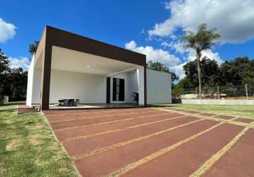 Casa moderna em lote de 1000m² com 04 quartos, sendo 02 suítes, cozinha com ilha, á venda em igarapé mg