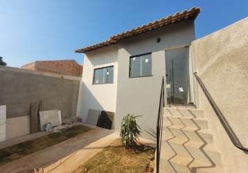 Casa á venda com 02 quartos, sendo financiável em igarapé mg!