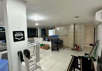 Sala - 180 m² - banheiro