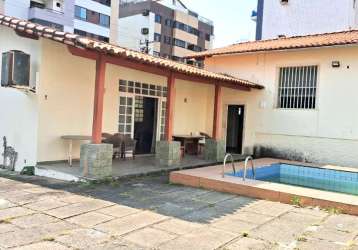 Casa - 618,00 m² terreno - 265,00 m² útil - quarto de serviço - 3 vagas de garagem