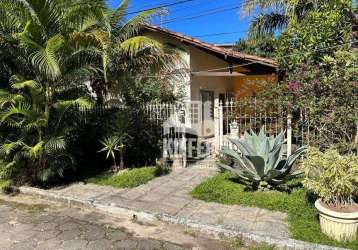 Linda casa com 4 quartos, piscina e área de lazer em rua fechada em itaipu.