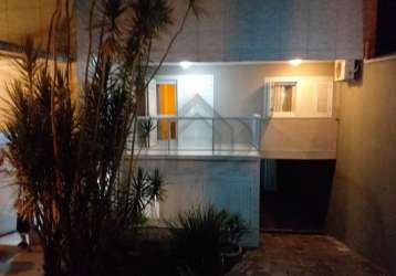 Vende maravilhosa casa no bairro glória, com 200 m² privativos, detalhes de acabamento moderno e de extremo bom gosto , com 2 dormitórios, sendo 2 suítes e uma delas com sacada, closet e banheira de h