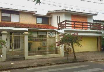 Ampla residência no jardim lindoia, com gradil, pátio frente e lateral. andar térreo com hall, sala de estar, sala de jantar, estar íntimo, cozinha montada, despensa, churrasqueira, 03 dormitórios, se