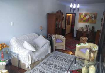 Apartamento no bairro auxiliadora, composto por 02 dormitórios, banheiro social. cozinha com copa. baixo custo condominial, semimobiliado, muito espaçoso com 84m². ventilação cruzada, muito iluminado!