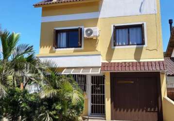 Casa no bairro espírito santo em porto alegre. 3 dormitórios sendo uma suíte. living para dois ambientes, lavabo, banheiro social, cozinha, lavanderia. pátio lateral para construir área gourmet ou pis