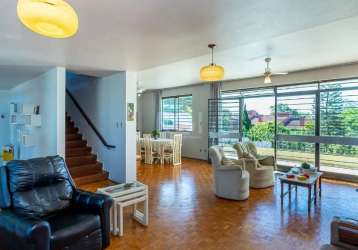 Vende no bairro santa tereza, casa com piscina com mais de 500metros quadrados, 5 dormitórios, suite, lareia e churrasqueira. amplo patio com terraço e piscina.