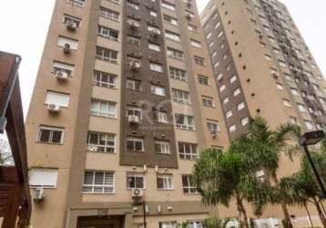 Vende apartamento no condomínio new life, com garagem coberta, nunca habitado, super arejado, 03 dormitórios, living para dois ambientes, banheiro social, cozinha com churrasqueira e área de serviço. 