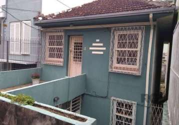 Casa com aproximadamente 124m² de área privativa divididos em 4 dormitórios, 2 salas, 2 cozinhas, 2 banheiros, vaga para carro e pátio com deposito de alvenaria.&lt;br&gt;possui cômodos arejados e com