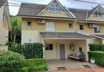 Excelente casa em condomínio, finamente decorada,  com 3 dormitórios, sendo 1suíte, living 2 ambientes, banho social, cozinha, área de serviço, possui  elevador interno, água quente, pátio interno, va