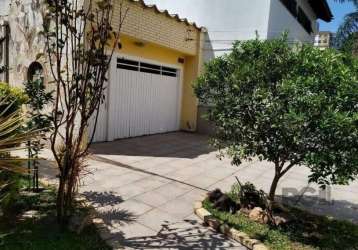 Libertas imobiliária vende casa, bairro passo d'areia próximo ao carrefour, com terreno de 11 x 28, com 4 dormitórios, sala, cozinha, banheiros, dependência, semi-mobiliada, 4 vagas de garagem em rua 