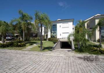 Casa individual em condomínio fechado. essa casa participou do mostra casacia de 2011, no luxuoso condomínio las rocas.ela tem uma área social de 93m³ com lareira que integra o espaço gourmet com chur