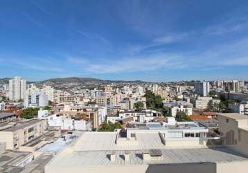 Apartamento duplex com 02 dormitórios, sendo os dois suítes, lavabo, living amplo para 02 ambientes, escadaria reta, cozinha montada, área de serviço, vaga de garagem para dois carros. ótima vista.