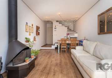 Excelente casa em condomínio fechado no bairro teresópolis!&lt;br&gt;são 109m² distribuídos em 3 pavimentos, sendo o 1º composto por um espaçoso living para dois ambientes com lareira, lavabo, cozinha