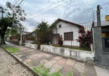 Excelente oportunidade !!!  ampla casa, com 4 quartos, 3 banheiros, 4 vagas de garagem e área total de 186m² sobre terreno de 422,40 metros. possui área de serviço, copa, cozinha, sala de jantar. vast