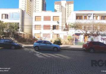 Apartamento com 01 dormitórios no bairro menino deus.    &lt;br&gt;apartamento de 01 dormitórios, 01 banheiro social, 01 lavabo, posição frente, pátio coberto para momentos ao ar livre,  01 dormitório