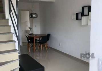 Excelente casa em condomínio com 02 dormitórios, banheiro social, living para 2 ambientes, lavabo, cozinha planejada, com fogão, geladeira e mesa de jantar,  ar condicionado novos nos dois dormitórios