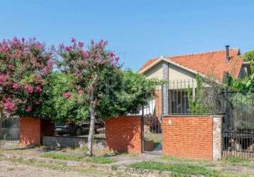 Casa com 3 dormitórios, muito aconchegante no bairro vila assunção com 220m² , localização maravilhosa, uma gostosa praça com árvores frutíferas em frente a casa.  no primeiro pavimento, living estar 