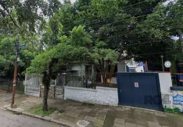 2 casas geminadas , no bairro teresópolis em porto alegre.&lt;br&gt;total da área do terreno de 684m² e cada imóvel possui uma área privativa de aproximadamente 150m², sendo cada um com 3 dormitórios,