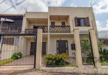 Lindíssima casa grande com 275 m² de área privativa 05 dormitórios, sendo 01 com suíte e sacada, banheiro com jacuzzi para 2 pessoas e box separados, sala de estar para  2ambientes com lareira, sala d