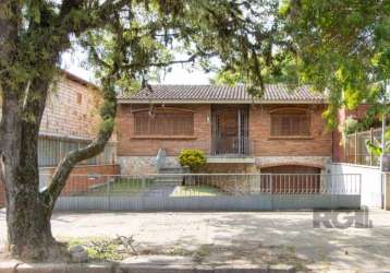 Linda casa com dois pavimentos!&lt;br&gt;ao ingressar no imóvel temos três ambientes, sala de estar, sala de jantar e cozinha. ambientes grandes e amplos, janelas bem ventiladas e com bastante luz. &l