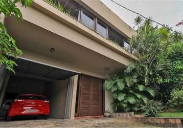 Localizada em um dos melhores bairros residenciais de porto alegre, esta casa possui um design contemporâneo, o que lhe confere um charme único e uma personalidade distinta, possui um grande potencial