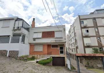 Excelente apartamento térreo com 04 dormitórios, sendo 1 suíte, localizado no bairro petrópolis. apartamento distribuído em 121,41 m2 , 2 banheiros, depósito, dependência, área de serviço, ampla sala,