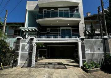 Casa residencial de 4 quartos (1 suíte) 342 m² 5 vagas de garagem, 4 banheiros. completamente mobiliada com salão de festas particular completo,  piscina aquecida medindo 8m x 4m. &lt;br&gt;imóvel de 