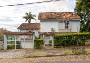 Casa no bairro cristal, possui 4 dormitórios, sendo 1suíte, closet e banheira de hidromassagem, com possibilidade de um podendo 1 dormitórios extra.&lt;br&gt;living para três ambientes com lareira, ja