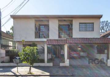 Excelente casa à venda no bairro nonoai, porto alegre!&lt;br&gt;no primeiro pavimento conta com o hall de entrada, lavabo, uma sala auxiliar que pode ser um escritório ou um dormitório, living para do