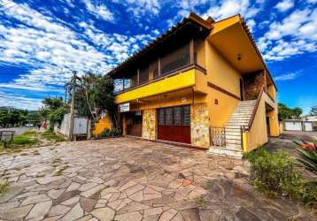 Casa de 4 dormitórios, 1 suíte, garagem fechada, churrasqueira, no bairro cavalhada porto alegre/rs&lt;br&gt;     &lt;br&gt;casa oferece um refúgio familiar repleto de comodidades e charme. ao entrar,