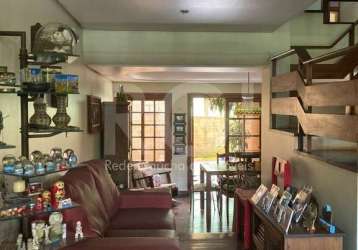 Vende excelente casa em 3 pavimentos,   3 dormitórios, 1 suíte, ,sala de estar , sala de jantar,  sala de leitura, gabinete, ampla  cozinha com móveis sob medida,  lavanderia, 2 lavabos, banheiros soc