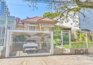 Casa 4 dormitórios,  660 m² de área privativa. localizado na rua/av. corte real, no bairro petrópolis em porto alegre.