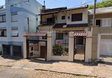 Excelente e ampla casa de 4 quartos, sendo uma suíte, no bairro santo antônio. a casa possui uma sala de estar com lareira, lavabo e piso de madeira em excelente estado. a sala de jantar é integrada à