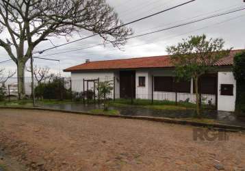 Descubra a casa dos seus sonhos na charmosa e desejada vila assunção! esta excelente residência no alto da vila assunção oferece uma vista deslumbrante e inigualável do belo lago guaíba, proporcionand