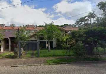 Casa térrea, hall de entrada em mármore, living para 3 ambientes com lareira, sala de jantar, sala de almoço, estar íntimo, lavabo e escritório. cozinha bem ventilada dependência de empregada completa