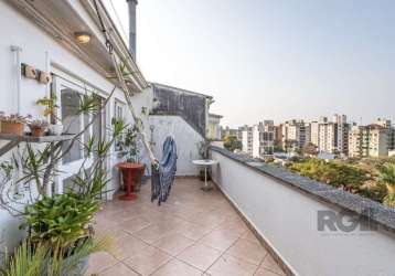 Ótima cobertura duplex no bairro tristeza, com 149m² privativos, de 2 dormitórios e vaga. possui no andar inferior: ampla sala com sacada, 2 dormitórios, banheiro social, cozinha americana mobiliada. 