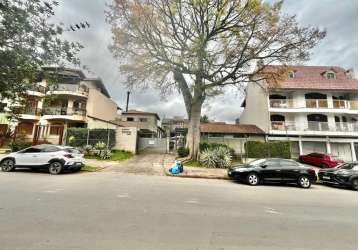 Linda casa em condomínio fechado, com 3 pavimentos, garagem na frente e mais uma vaga ao lado da casa. possui placas de aquecimento solar instaladas. ficam na casa 02 splits instalados nos dormitórios