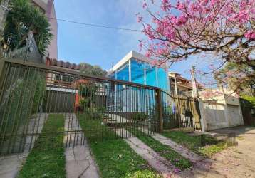 Vende-se casa ampla, modernizada, living amplo com lareira, 3 quartos/dormitórios com suíte, banho social, anexo com salão de festas com churrasqueira, área de serviço separada, dependência de emprega