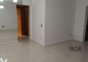 Apartamento de 2 dormitórios (sendo 1 suíte com closet), 89 m² de área privativa, sol da manhã, semi mobiliado, living com churrasqueira, banheiro social e privativo, cozinha montada, área de serviço,