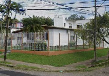 Casa com  3 dormitórios, 2 salas, cozinha ampla e  banheiro.  possui garagem p/ 3 carros, sendo 2 cobertas .nos fundos tem 1  jk com 1 quarto/sala, 1 banheiro e 1 peça para cozinha. no pátio tem  uma 