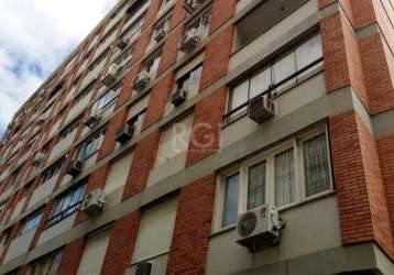 Vende  apartamento com 3 dormitórios, 1 suíte 111,14m² de área privativa, 3 banheiros, localizado no bairro moinhos de vento, com dependência de empregada com banheiro próximo ao zaffari moinhos. poss