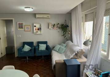 Excelente  apartamento no bairro petropolis,  de 78,20 m2 privativo,  com 2 dormitórios, , banheiro social mobiliado, armários sob medida nos quartos,  living amplo, cozinha com moveis planejados, áre